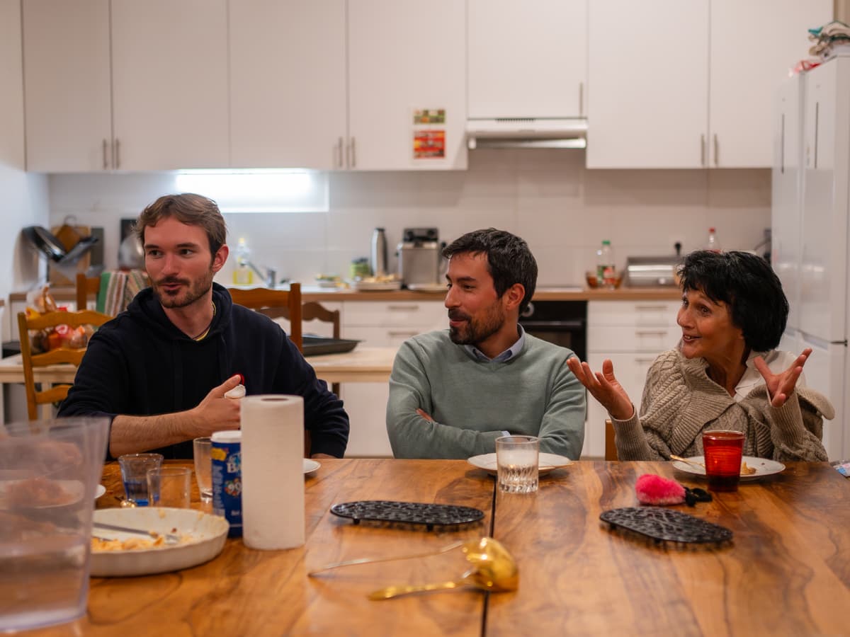 Personnes réunies dans une colocation solidaire